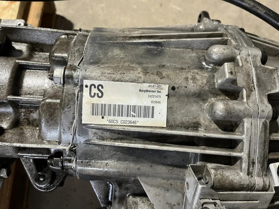 2005 GMC Yukon Denali – 6.0L LQ4 Engine & 4L65 4×4 Automatic Transmission Pullout - Image 4