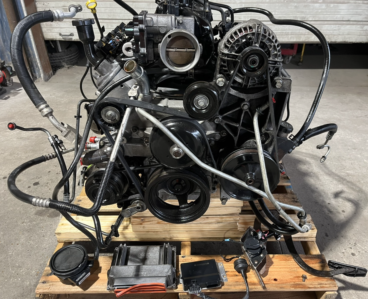 2005 GMC Yukon Denali – 6.0L LQ4 Engine & 4L65 4×4 Automatic Transmission Pullout - Image 6